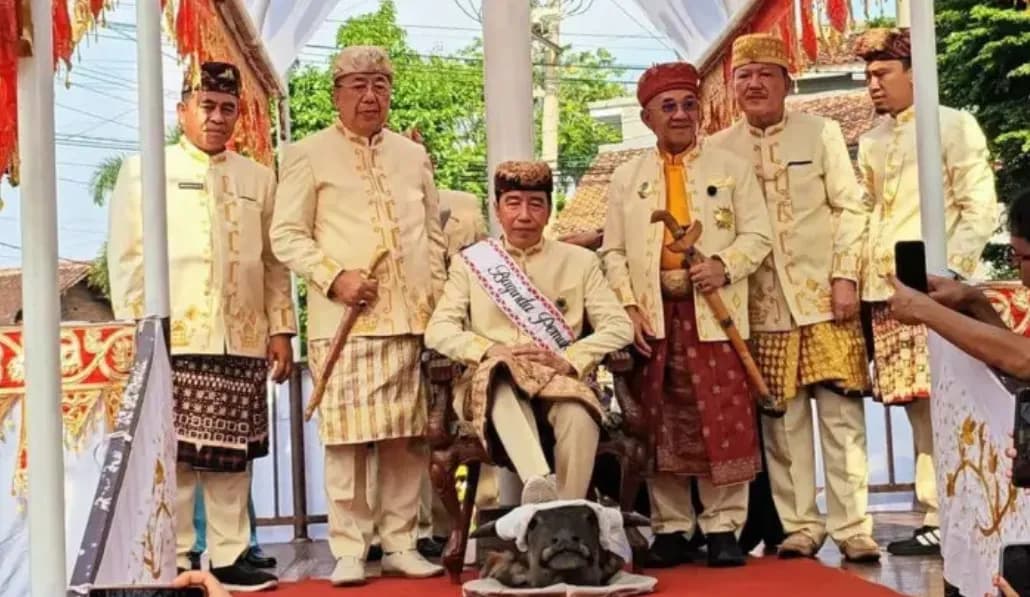 Jokowi Injak Kepala Kerbau saat Prosesi Adat di Lampung, PDIP Lempar Kritik