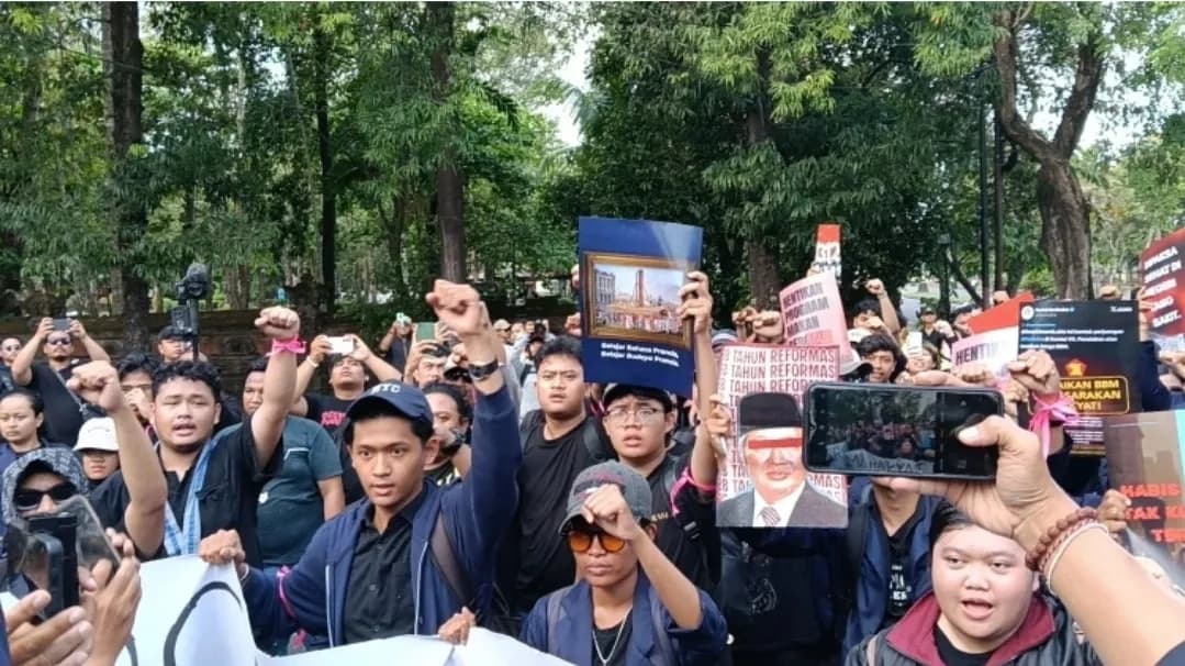 Mahasiswa Geruduk DPRD Buleleng, Kecewa Tak Satu Pun Anggota Dewan Muncul