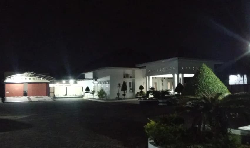 KPK Tinggalkan Rumah Dinas Sekda Kuansing, Wabub Mobil Jazz Merah