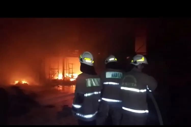 Gudang Wings di Cakung Terbakar Hebat, Damkar Berjibaku 5 Jam Hadapi Krisis Sumber Air
