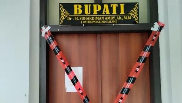 KPK Segel Kantor Bupati dan Wakil Bupati Kuansing Usai Operasi Senyap