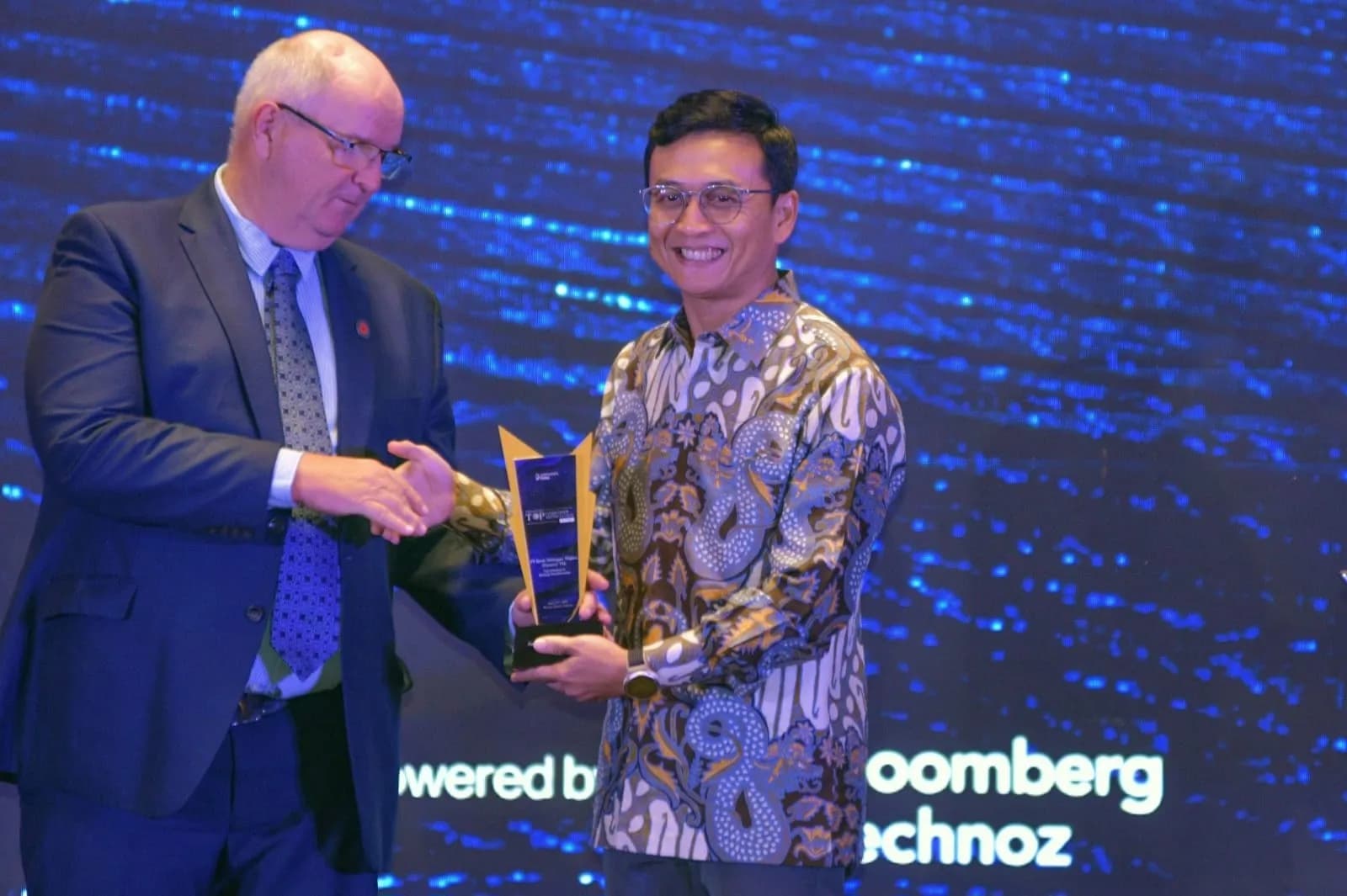 Direktur Risk Management BTN Setiyo Wibowo menerima penghargaan Top Company in Banking Transformation
