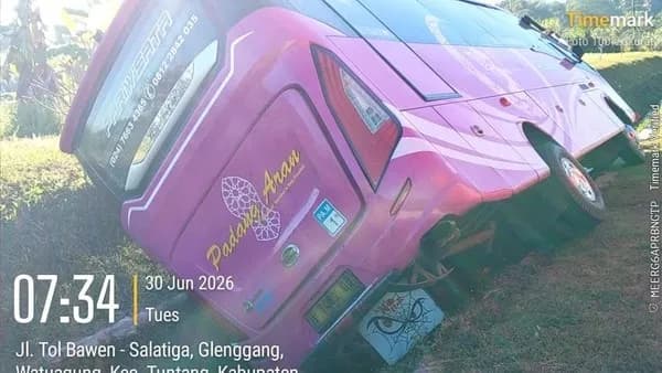 Bus Wisata Masuk Parit di Tol Semarang-Solo, Dua Penumpang Tewas