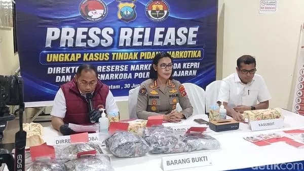 Polda Kepri Gagalkan Peredaran 928 Vape Etomidate dan Sabu, 13 Tersangka Diciduk