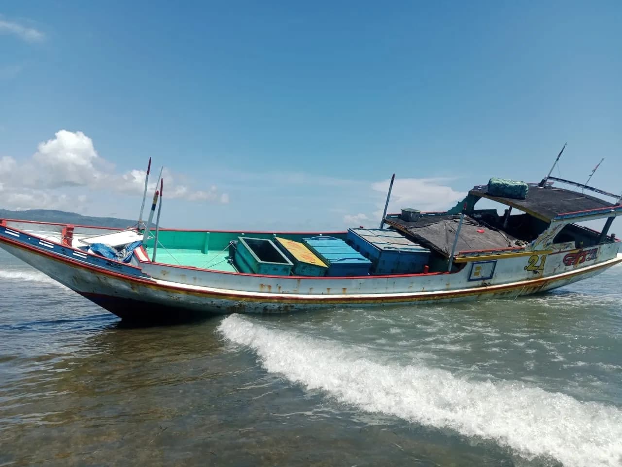 KMN Entok Hilang Kontak di Perairan Kangean, 20 Nelayan Masih Dicari