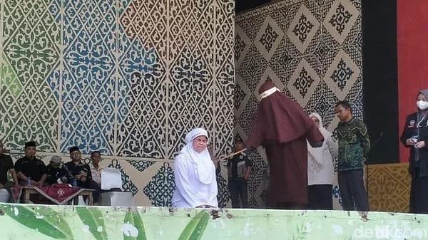 Mesum Saat Siaran Langsung TikTok, Pasangan di Aceh Dihukum Cambuk di Depan Umum