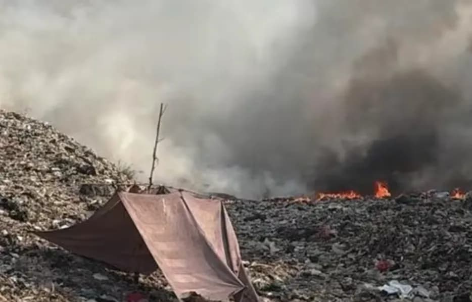 Kebakaran TPA Jatiwaringin Belum Padam Meski Sudah Lima Hari