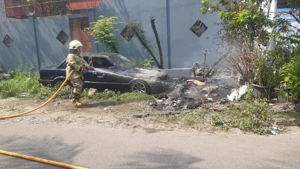 Mobil Sedan di Jakbar Ludes Terbakar, Diduga Dipicu Api Pembakaran Sampah yang Ditinggal