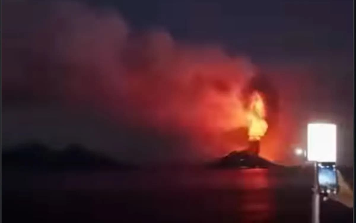 Status Gunung Anak Krakatau Siaga, Kapal Dilarang Masuk Radius 5 Kilometer