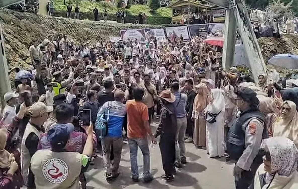 Patungan Rp1 Miliar, Warga Buka Kembali Jalan Enang-Enang yang Lumpuh Setahun