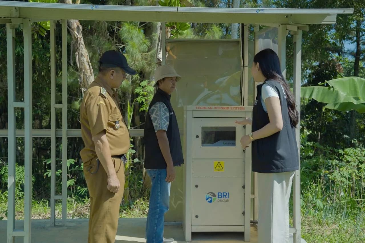 BRI Peduli Hadirkan PLTS di Desa Bojong, Bandung Barat, Terangi Desa dan Dongkrak Ekonomi Warga