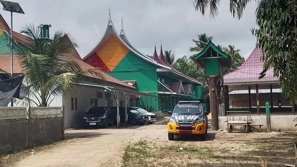 KPK Geledah Sejumlah Lokasi di Kuansing, Termasuk Balai Milik Suhardiman Amby