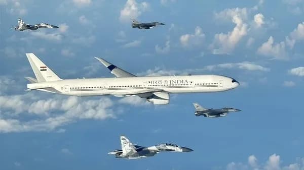 Jet Tempur TNI AU Kawal Pesawat PM India Narendra Modi, Prabowo Sambut Langsung di Halim