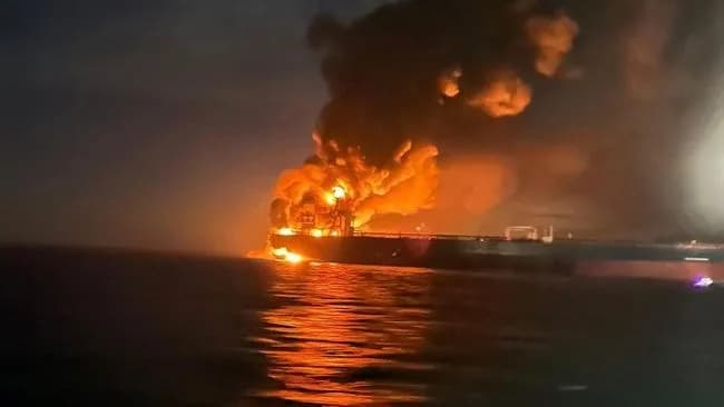 Kebakaran Heboh! Akibat Proyektil Misterius Hantam Kapal Tanker di Dekat Selat Hormuz
