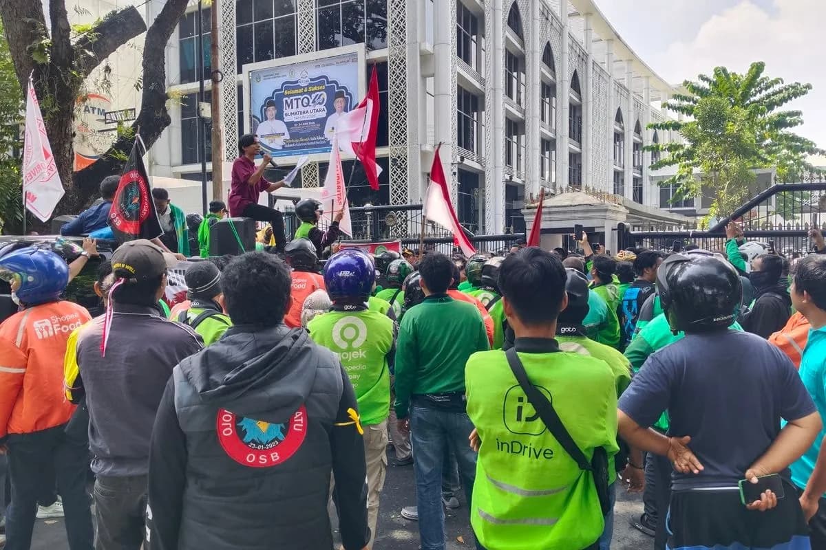Ratusan Ojol Kepung DPRD Sumut, Desak Potongan Aplikasi 8 Persen Benar-Benar Diterapkan