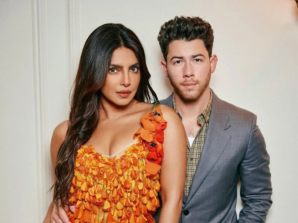 Priyanka Chopra-Nick Jonas Bungkam Isu Cerai, Tampil Mesra di Fashion Show Dior