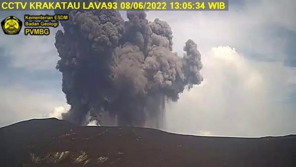 Anak Krakatau Masih Erupsi, PVMBG Tegaskan Radius Bahaya 3 Kilometer