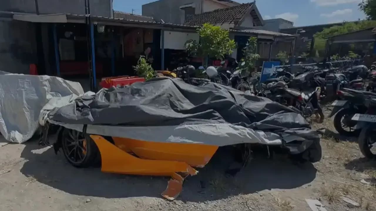 Detik-detik McLaren Andra ST Hancur Terbelah Dua usai Hantam Tiang Listrik