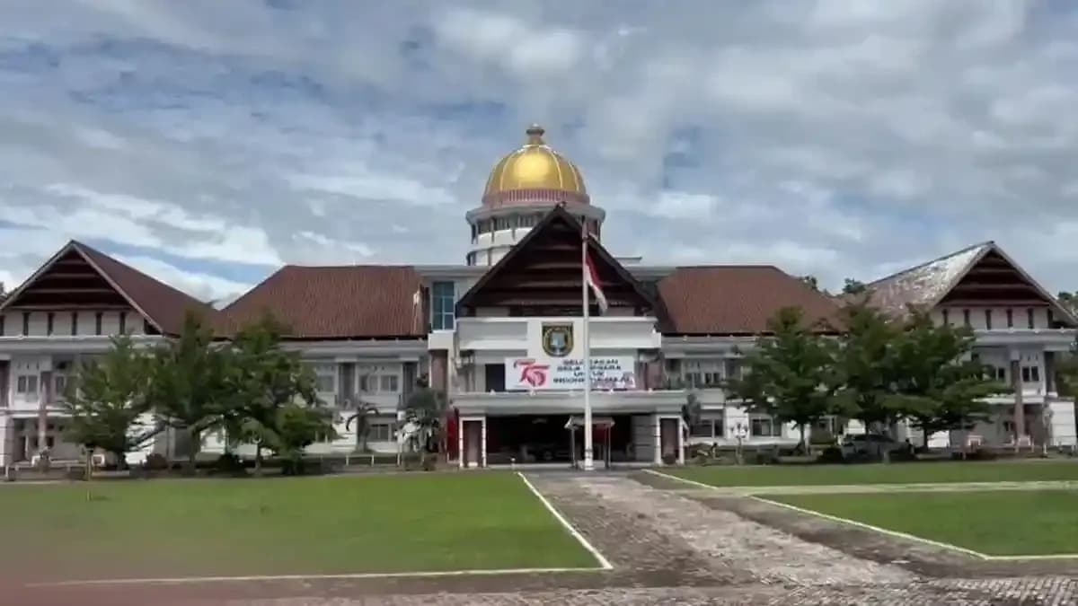 Gempa 4,7 Magnitudo Guncang Majene, ASN Berhamburan Keluar Kantor Bupati Polman