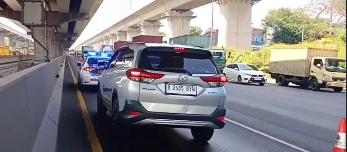 Tol Jakarta-Cikampek Padat, JTT Berlakukan Contraflow KM 14-KM 21 Arah Cikampek