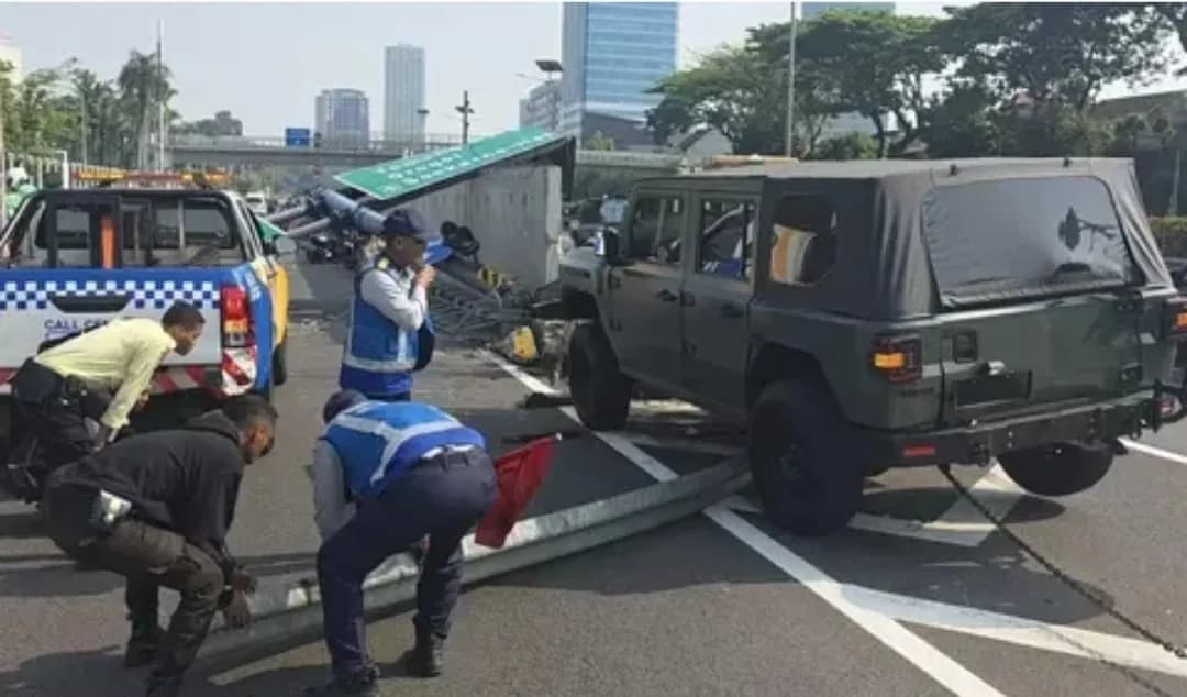 Mobil Maung TNI Ringsek Tabrak Pembatas Tol Slipi, Dua Prajurit Terluka
