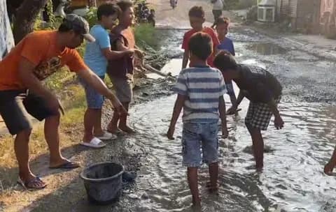 Kesal Jalan Rusak Tak Kunjung Diperbaiki, Warga Pati Tebar Lele di Tengah Jalan