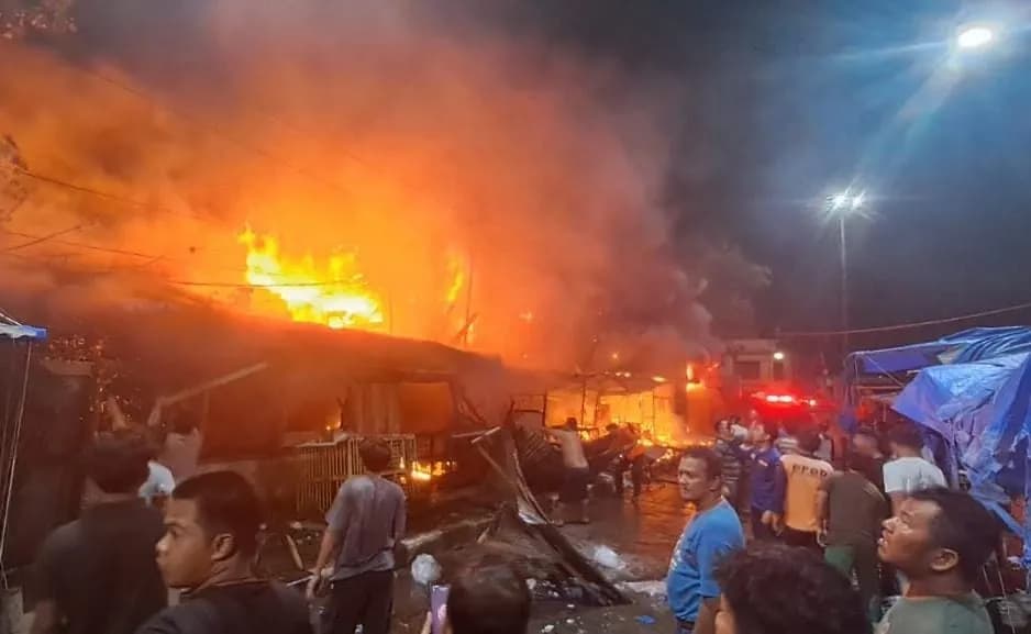Kebakaran Hebat Landa Pasar Sibolga Nauli, Damkar Berjibaku Padamkan Kobaran Api