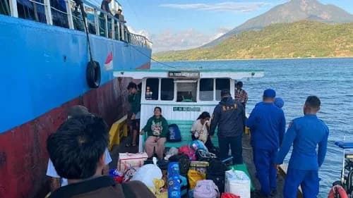KM Asia Raya Kandas Diterjang Angin Kencang di Larantuka, 23 Penumpang Dievakuasi