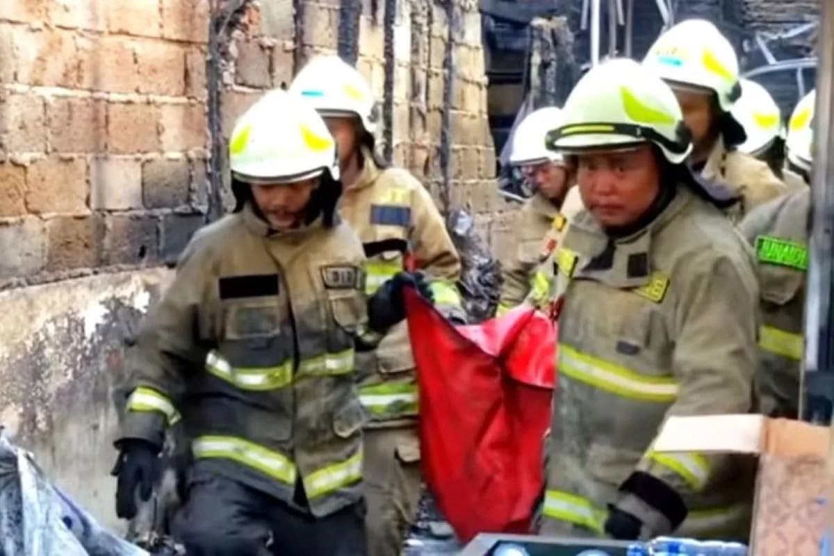 Kebakaran Maut Hanguskan Ruko di Pulogadung, Tiga Orang Tewas dan Satu Korban Terluka