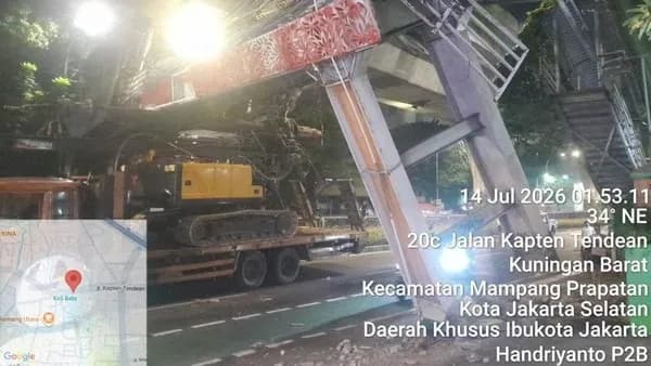Truk Pengangkut Alat Berat Hantam JPO Tendean, Tiang Penyangga Nyaris Ambruk