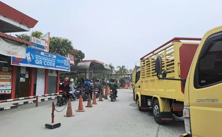 Riau, Daerah Penghasil Minyak Kini Krisis BBM, Sopir Truk Rela Menginap di SPBU Demi Solar
