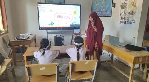 Dapat Dua Murid Baru, Guru SD Polewali Mandar Patungan Beli Pakaian Sekolah
