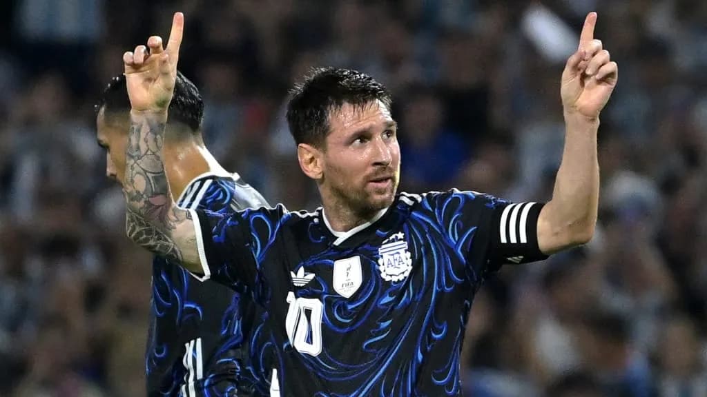 Anthony Gordon Takluk pada Magis Messi: "Dia Jauh Lebih Hebat dari yang Saya Bayangkan"