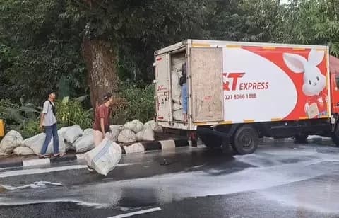 Truk Ekspedisi Terguling di Cibinong, Ratusan Paket Belanja Online Berserakan