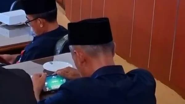Viral! Pejabat Main Game Saat Rapat Paripurna, Pelaku Bukan Anggota Dewan