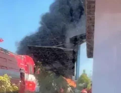 Kebakaran Hebat Landa Pabrik Sandal di Karanganyar, Asap Hitam Pekat Membumbung