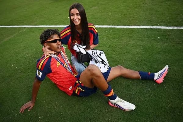 Usai Antar Spanyol Juara Dunia, Lamine Yamal Rayakan dengan Pelukan Romantis Sang Kekasih