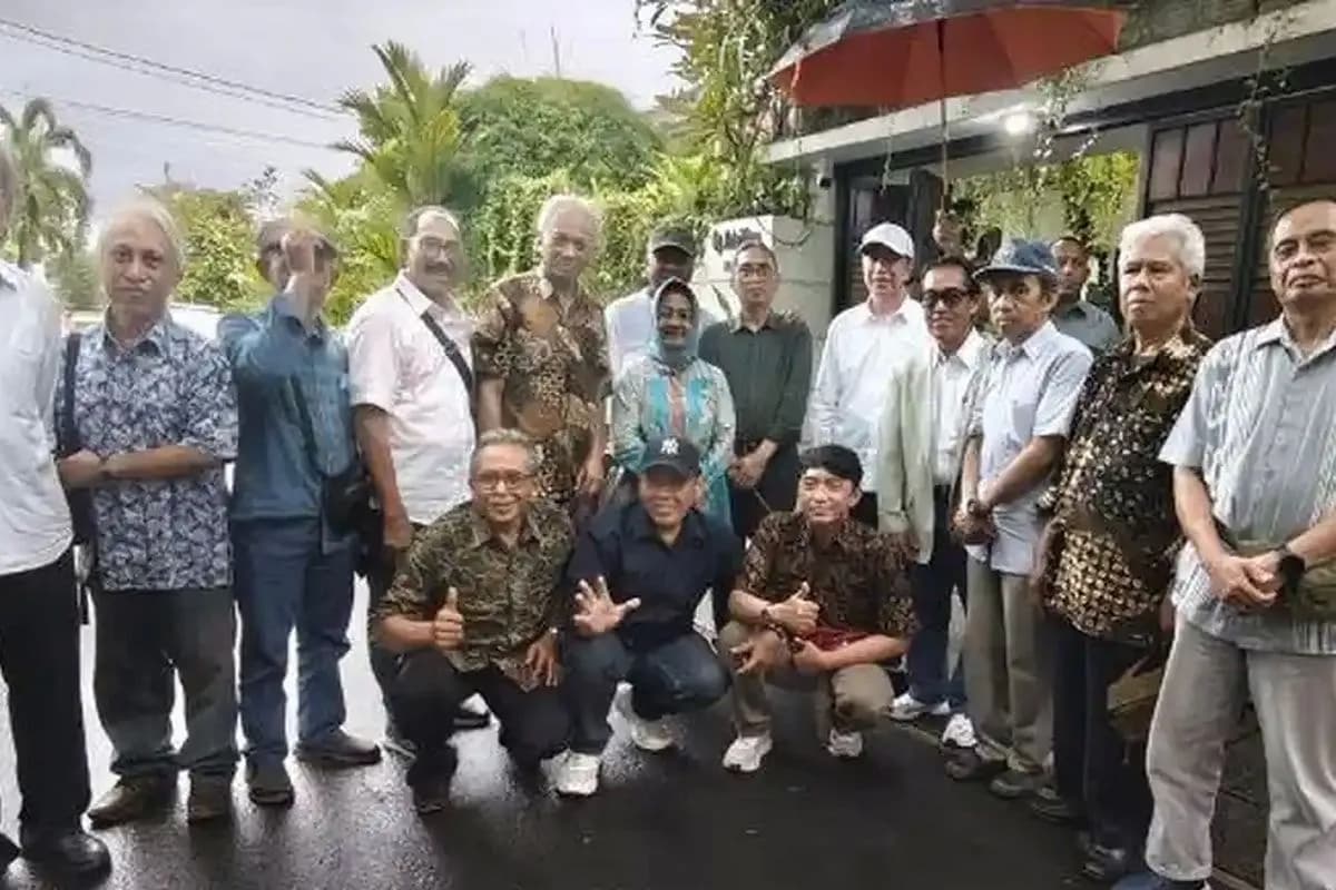 Jokowi Konsolidasi Rekan Kuliah Jelang Sidang Ijazah, Siapkan Bukti dari SD hingga UGM