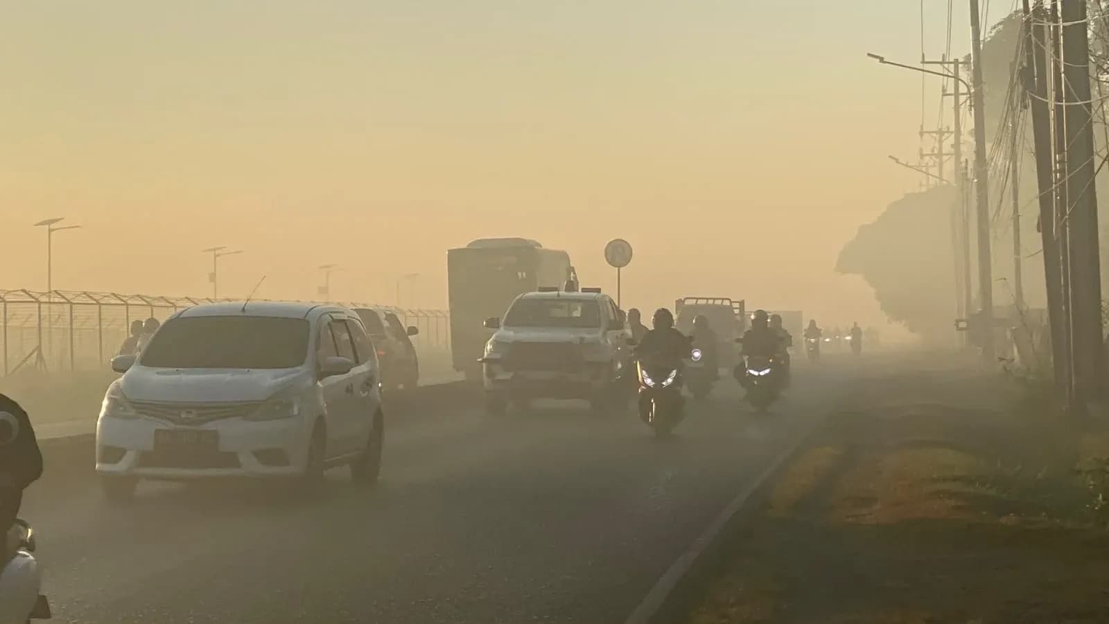 Kabut Asap Lumpuhkan Operasional Bandara Syamsudin Noor, Enam Penerbangan Tertunda