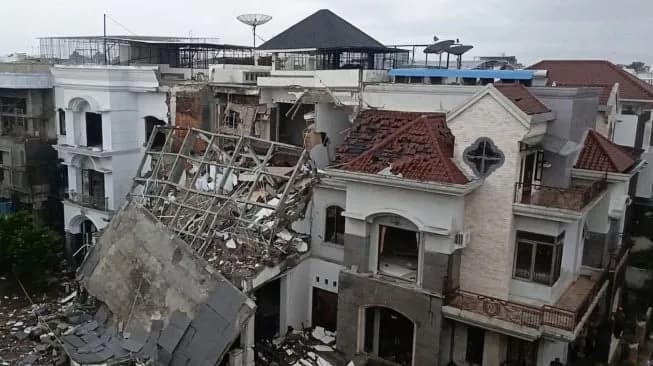 Detik-detik Ledakan Grand Polonia, Saksi Ungkap Bayi Berlumuran Darah di Tengah Puing