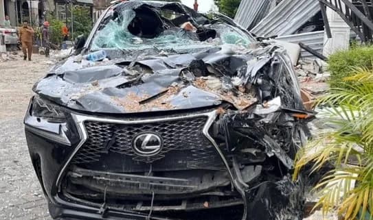 Ledakan Rumah Mewah di Medan Hancurkan Sejumlah Mobil, Lexus Ringsek dan Sopir Terjepit