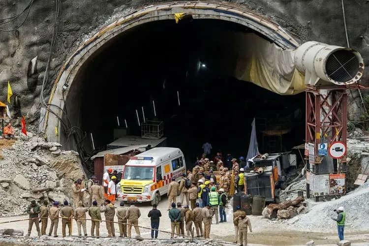 Terowongan Proyek PLTA di India Ambruk, Tewaskan 13 Pekerja dan Puluhan Masih Terjebak