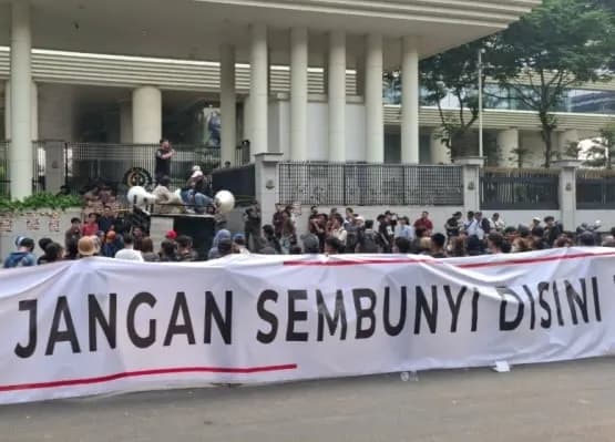 “Febrie Jangan Sembunyi di Sini!” Demo di Kejagung Memanas, Massa Tuntut Penangkapan