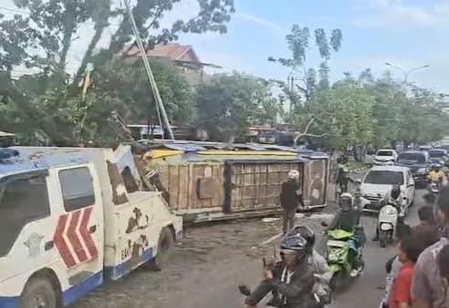 Minibus Pariaman–Padang Ringsek Hantam Pohon dan Tiang Lampu, Delapan Penumpang Terluka