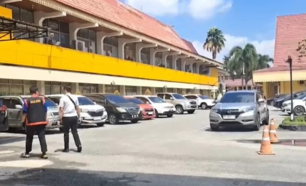 6 Jam Geledah Disdik Riau, Penyidik Kejati Angkut 3 Boks Dokumen Kasus Smart Board