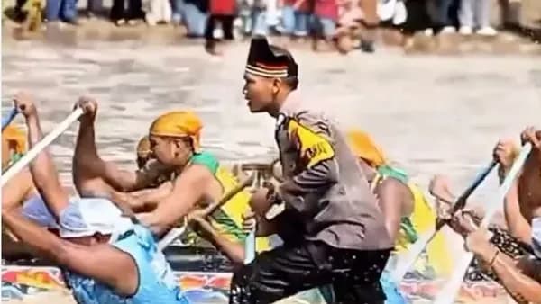 Viral! Polisi Berseragam Pimpin Pacu Jalur di Kuansing, Aksi Bripka Asril Banjir Pujian Netizen