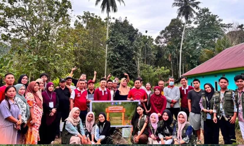 Mahasiswa KKN Tematik Pharmatik UHO Sosialisasikan dan Tanam Toga Bersama Warga Desa Pohara