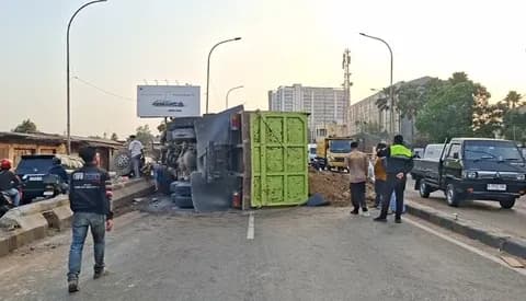 Truk Tanah Terguling di Flyover Sudirman, Akses Menuju Bandara Soetta Lumpuh Total