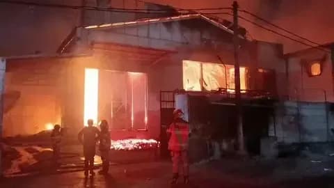 Kebakaran Hebat Landa Pabrik Kardus di Tangerang, Kerugian Ditaksir Rp3 Miliar