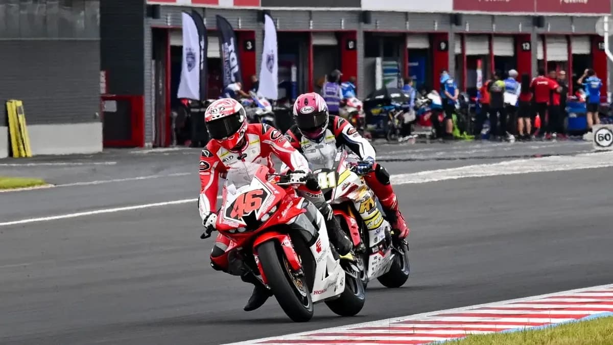 Irfan Ardiansyah Tak Terbendung! Juarai Race 1 National Sport 250cc Mandalika usai Duel Sengit